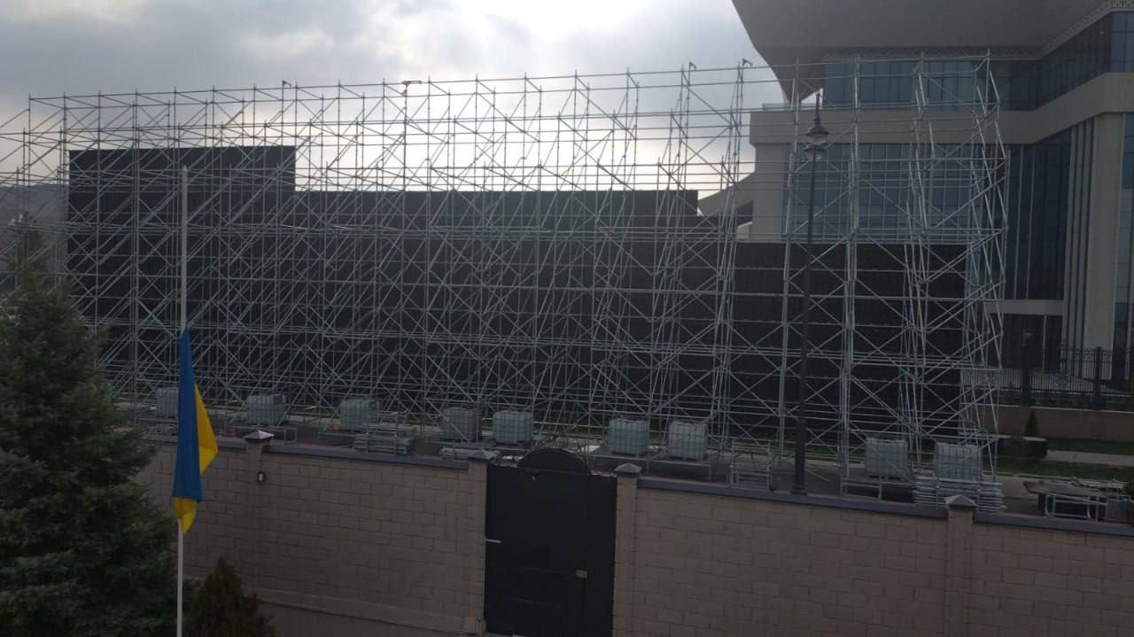 Бішкекте Украина елшілігі LED-экранмен жабылды: Путин сапарындағы «протоколдың жаңа элементтері»